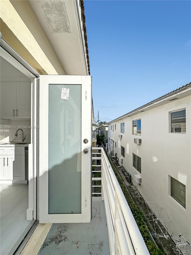 Building Photo - 955 Bay Dr