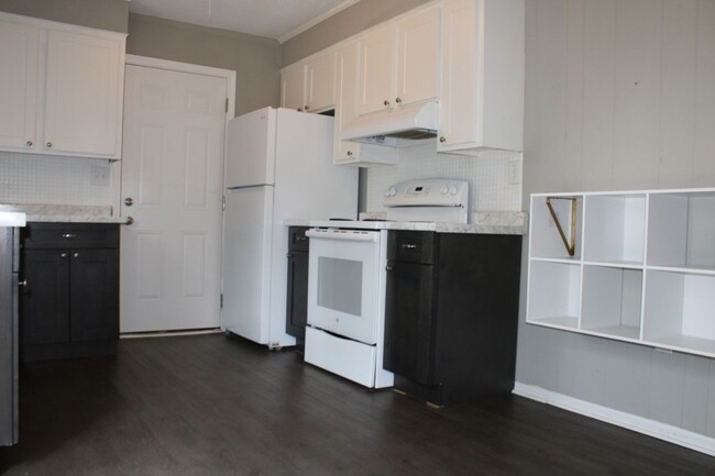 Building Photo - Charming 3 Bedroom, 1.5 Bath Home with Gar...
