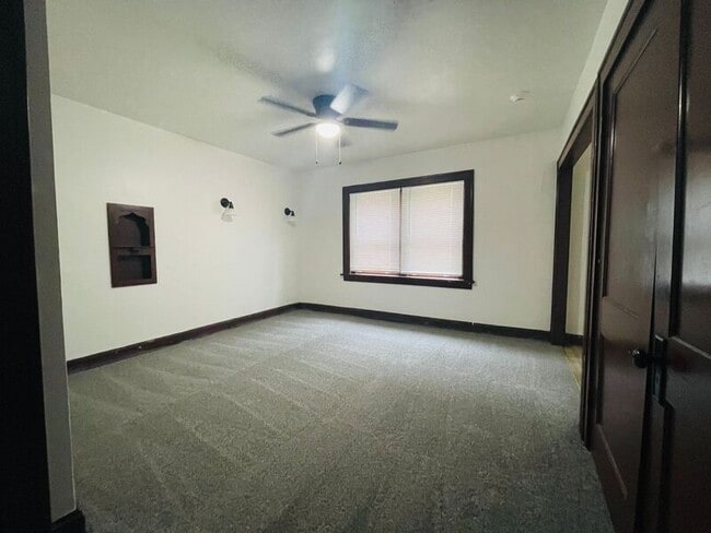 Building Photo - 701 W Maple Ave