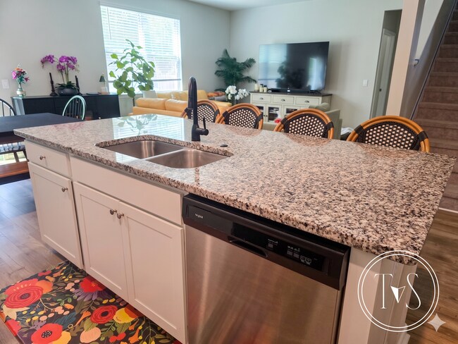 Building Photo - RATE DROP ALERT (was $3300/month)!