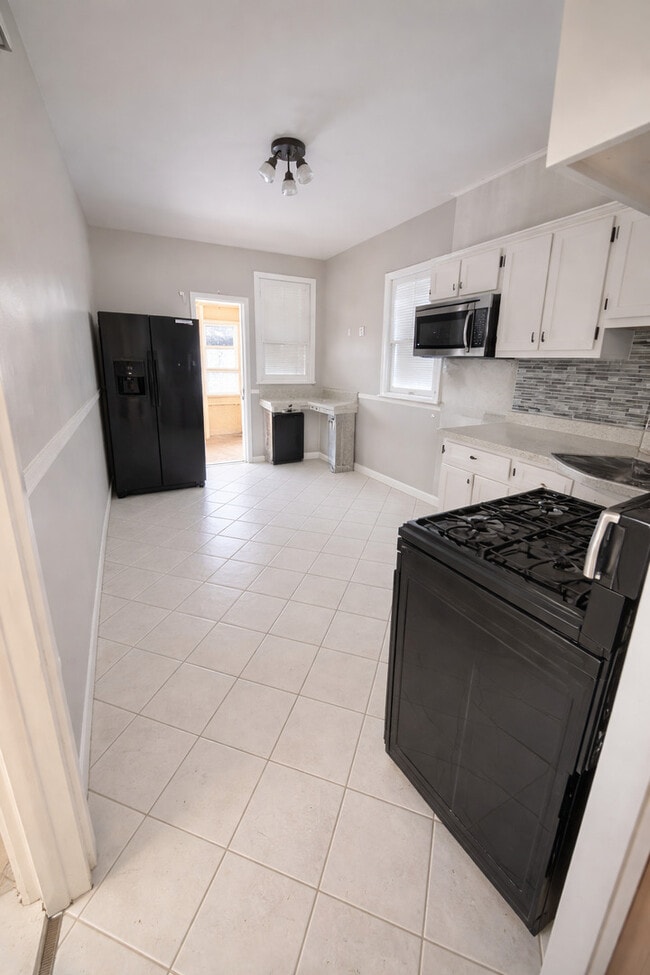 Building Photo - 4925 W Henderson St