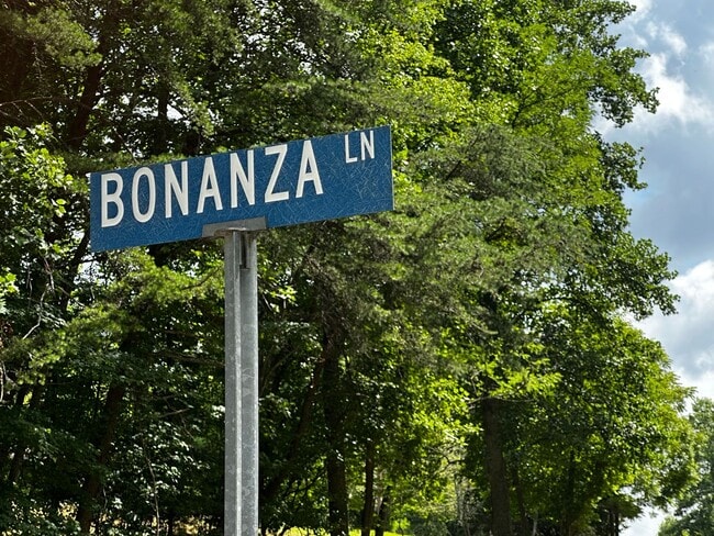 Building Photo - 15 Bonanza Ln
