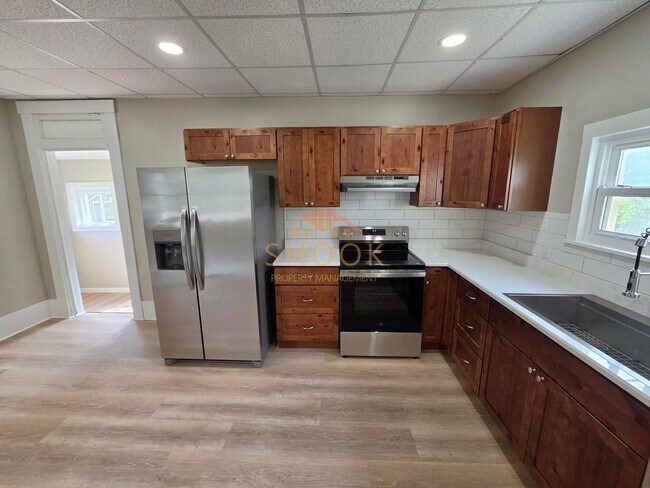 Building Photo - **MOVE-IN SPECIAL** Centrally Located and Remodeled 4BR Home