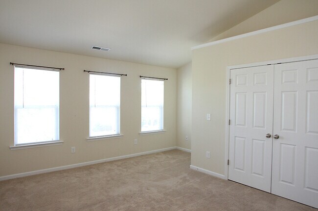Building Photo - Beautiful Two Bedroom Townhome in Convenie...