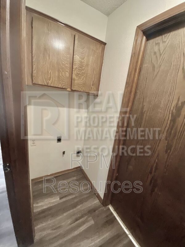Building Photo - 913 Clear Creek