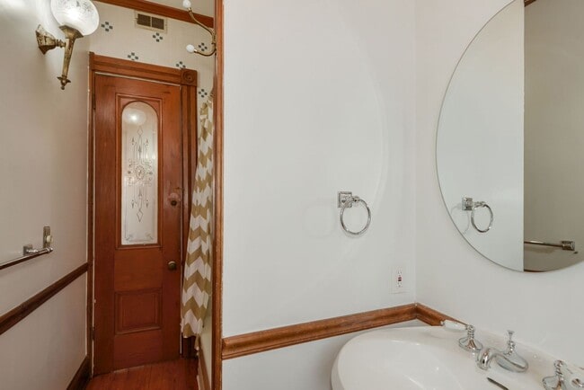 Building Photo - 3 Bed 2.5 Bathroom - Capitol Hill Rowhome - Driveway For Parking