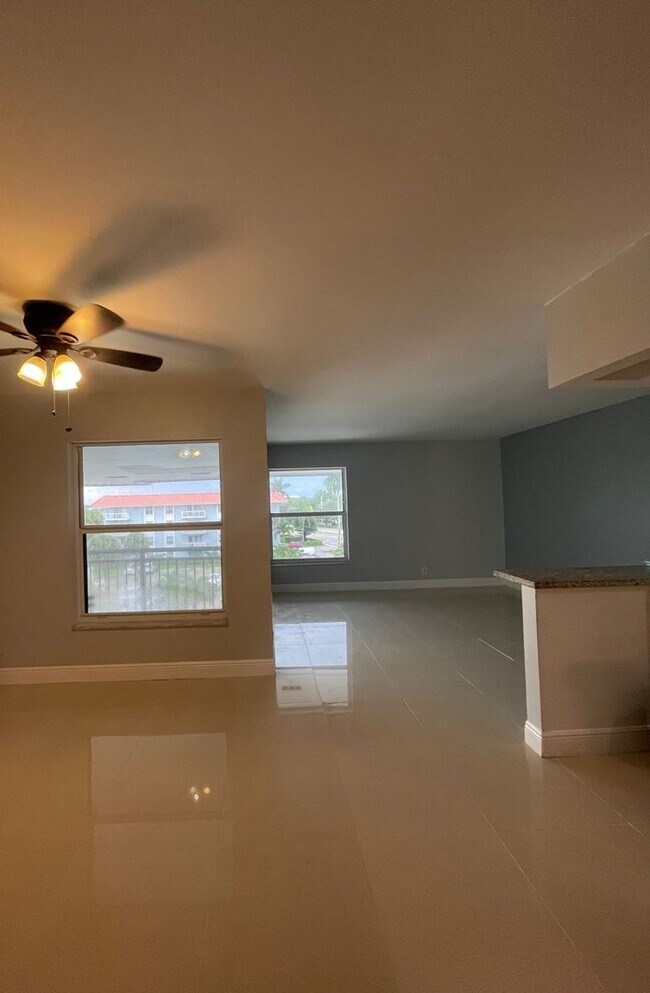 Building Photo - Charming Apartment in Fort Lauderdale