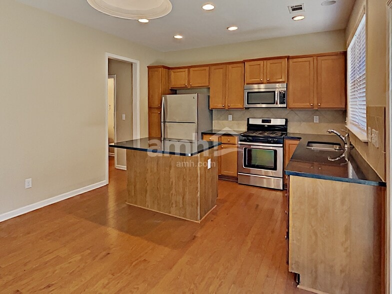Building Photo - 818 Poplar Ter