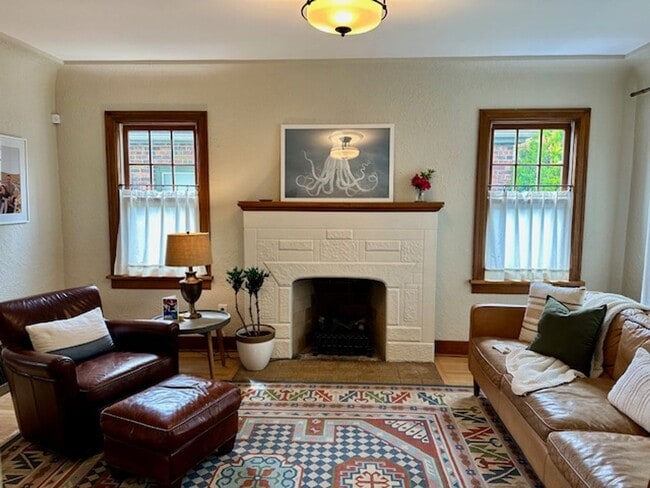 Building Photo - Spacious 4 Bedroom Home Minutes from Green...