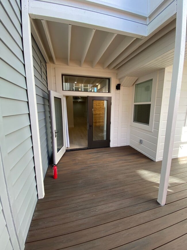 Building Photo - Large newly remodeled apartment with stain...