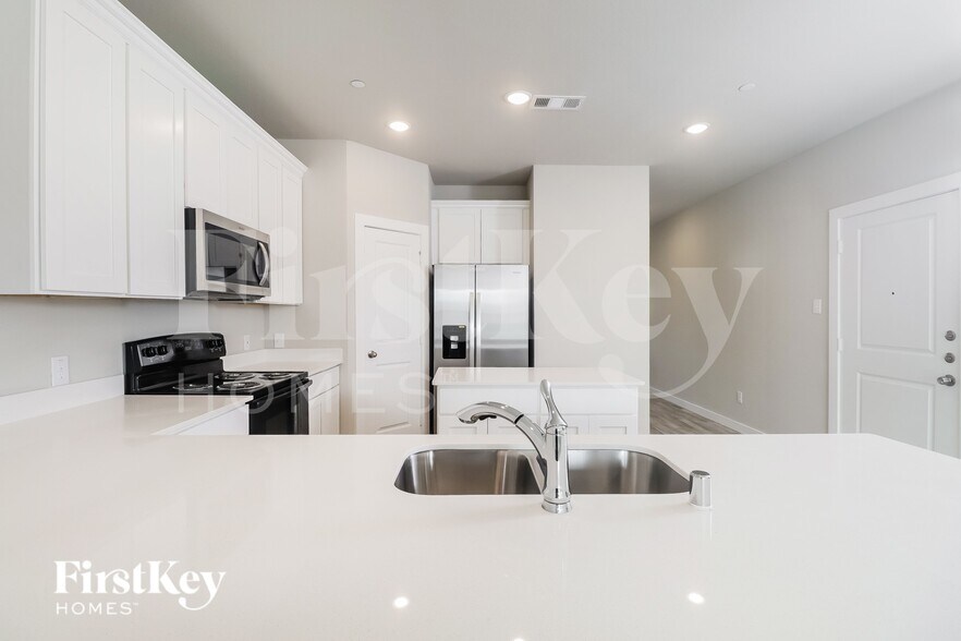 Building Photo - 332 Niki Dr