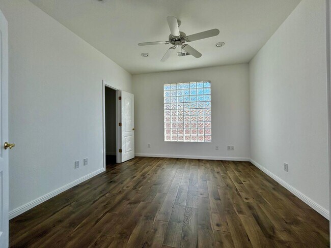 Building Photo - 711 Tramway Pl NE