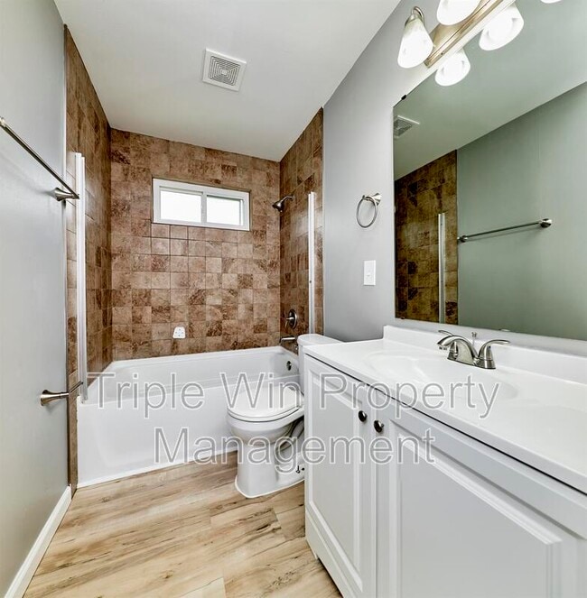 Building Photo - 2325 Golfway St