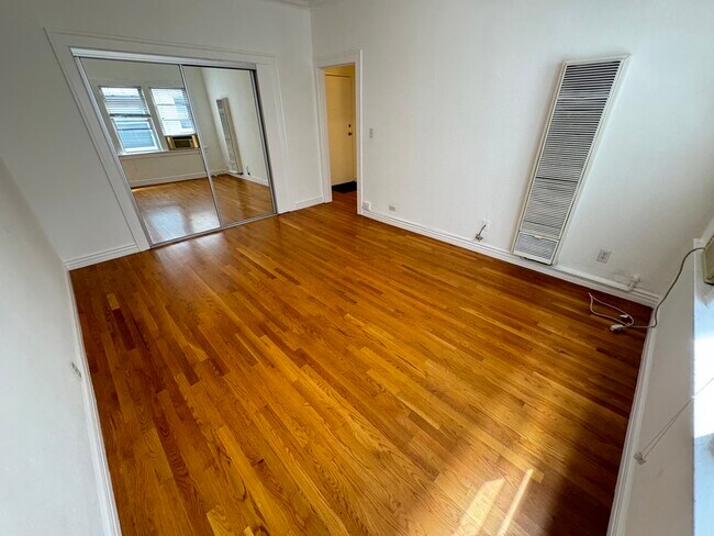 Building Photo - 1960 Argyle Ave