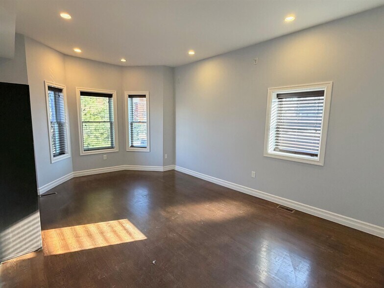 Building Photo - 8 Cross St E