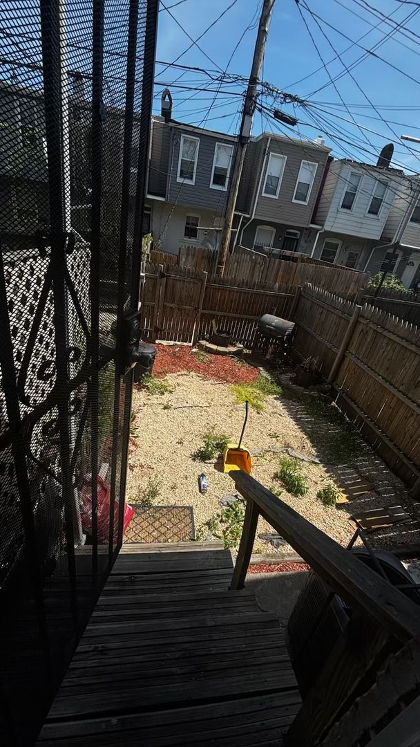 Building Photo - 2 Bedroom 1 bathroom with central air town...