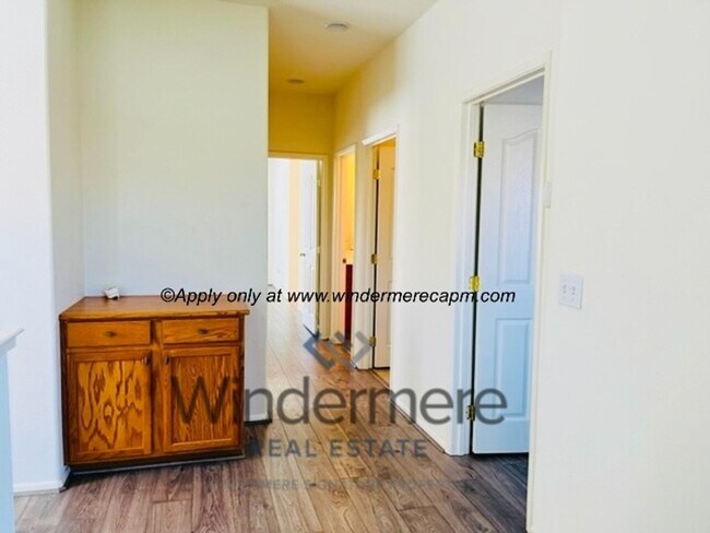 Building Photo - Spacious 3-bedroom with Updated Finishes and Prime Location!