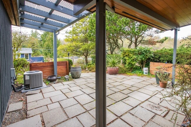 Building Photo - Magnolia 4 bedroom, 3 bathroom