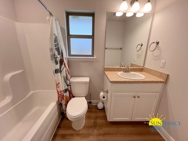 Building Photo - Modern 3 Bedroom Home with Community pool!