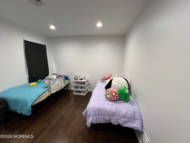 Building Photo - 8 Ridge Rd