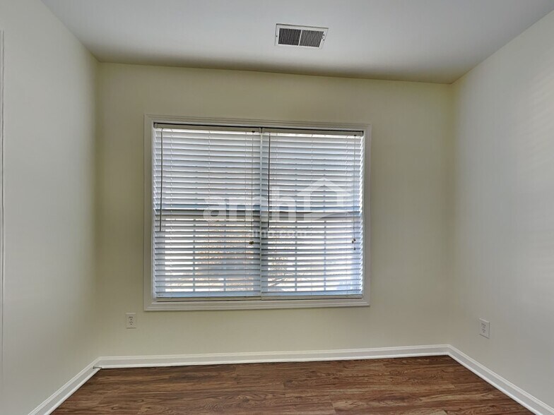 Building Photo - 1315 Emory Ln NW