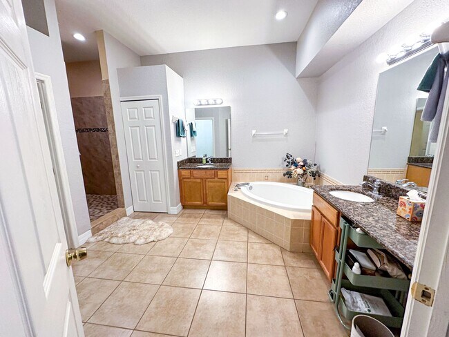 Building Photo - 3 Bed/ 2.5 Bath Pet Friendly Home!