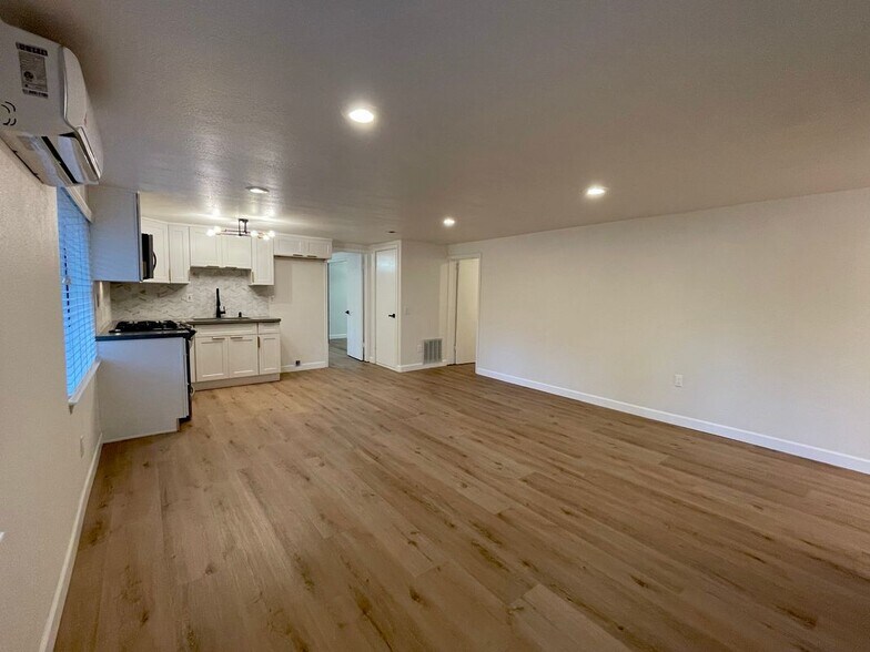 Building Photo - 3141 Hillview Dr N