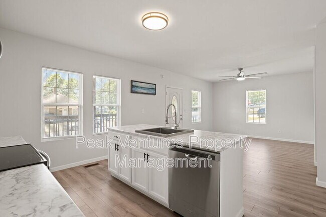 Building Photo - 704 Fairfax St