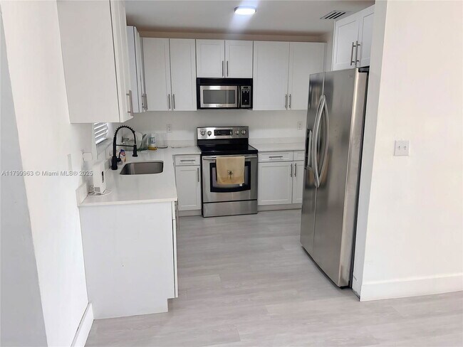Building Photo - 3361 NW 5th Pl