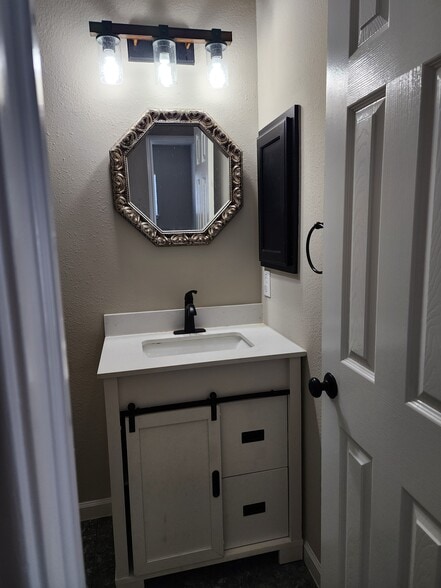 Guest Bath - 1714 Village Townhome Dr