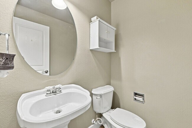 Building Photo - 2202 Hanham Dr