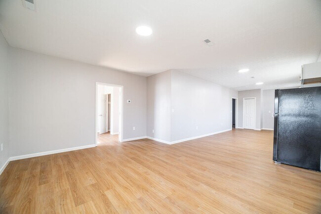 Building Photo - Updated 3 Bedroom Home for Rent! Large Yard and Freshly Remodeled!