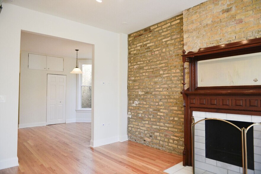 Building Photo - 1343 N Wells St