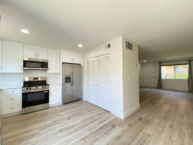Building Photo - 637 Beverly Pl