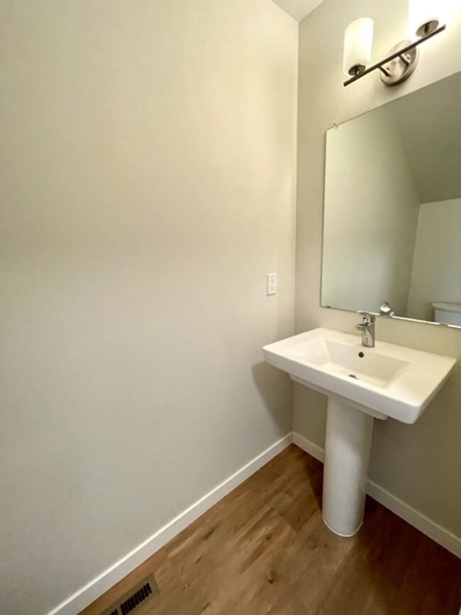 Building Photo - 2981 NE Canoe Ct