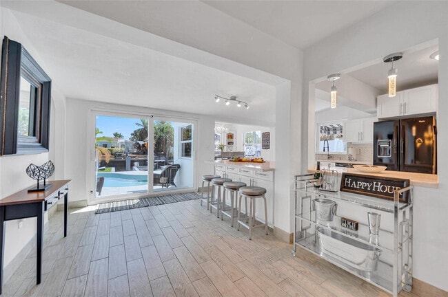 Building Photo - 1300 Mango Isle