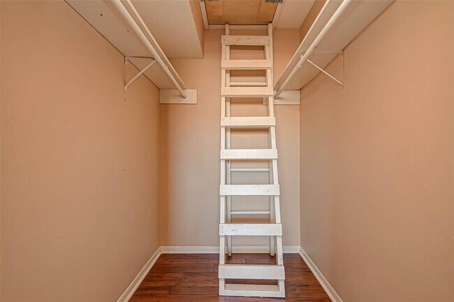 Building Photo - 2118 Straight Creek Dr