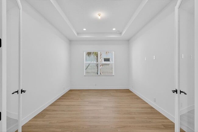 Building Photo - 9288 Crestview Cir