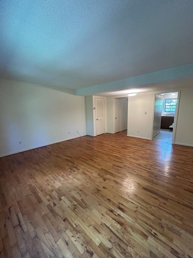 Building Photo - Townhome in the heart of Carrboro! First M...