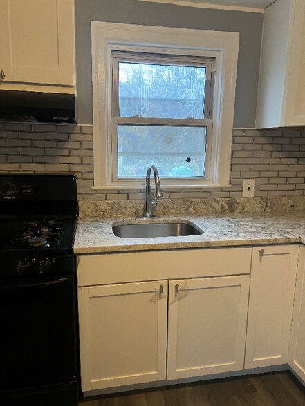 Building Photo - 70 Clifford St