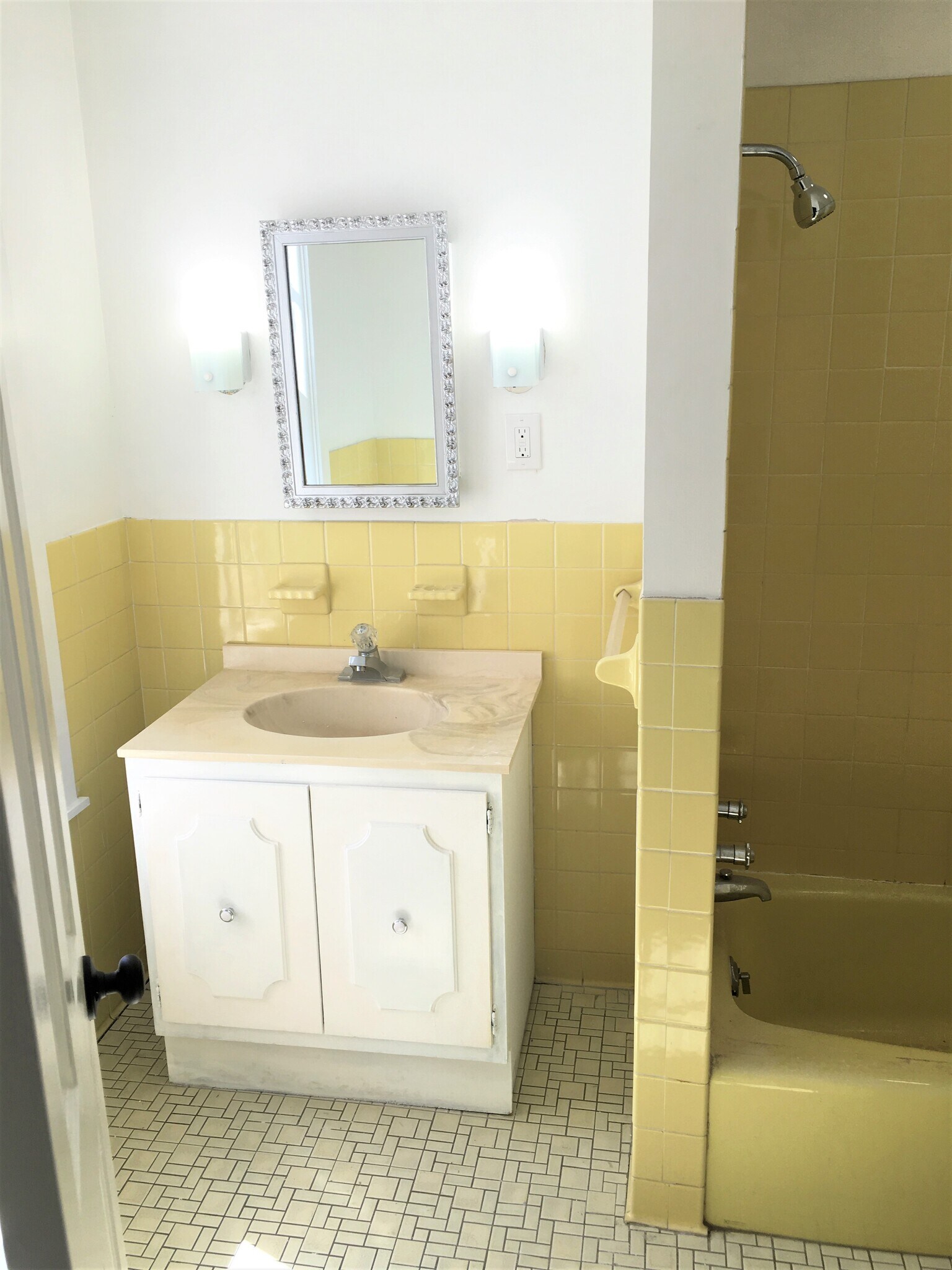 Building Photo - 25 W Boscawen St