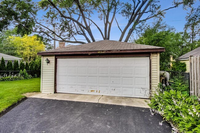 Building Photo - 1304 N Mitchell Ave