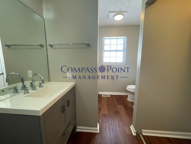 Building Photo - 2BR 1.5 BTH townhouse, First Month's Rent Free!!