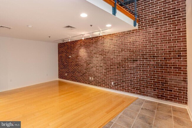 Building Photo - 36 Moore St