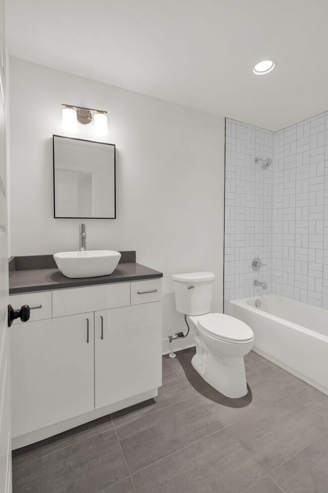 Building Photo - Modern Living In East Nashville!