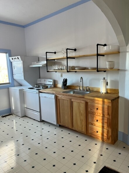 Kitchen - 636 Cliff St