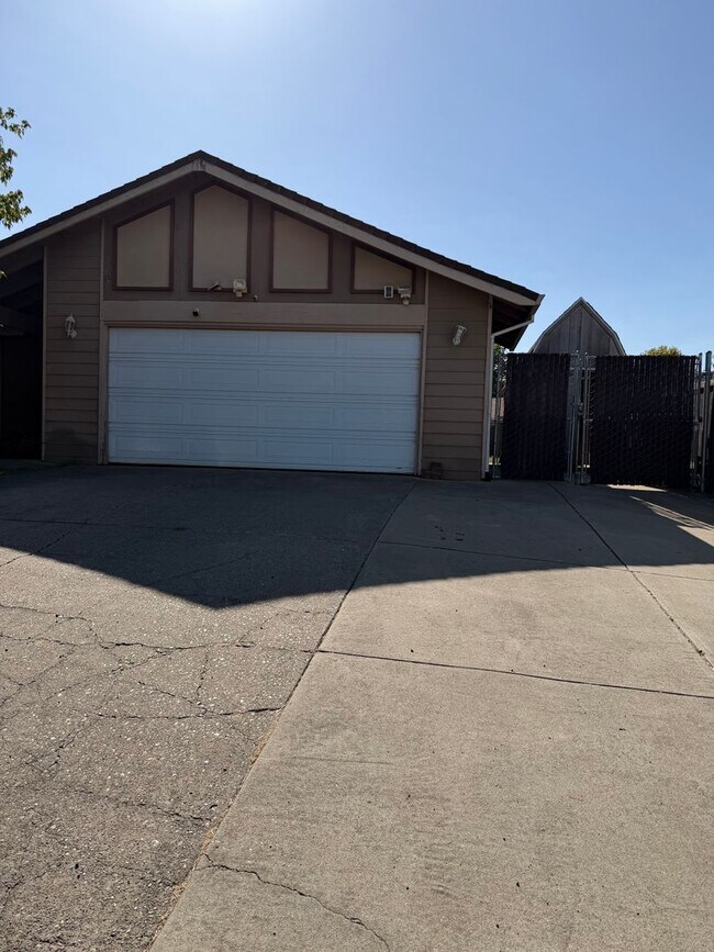 Building Photo - Beautiful Citrus Heights Home