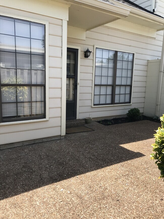 Building Photo - Bellevue Townhome 4 bedrooms 3 full baths