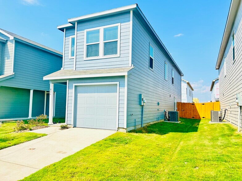 Building Photo - 806 Sandhill Crane Ln
