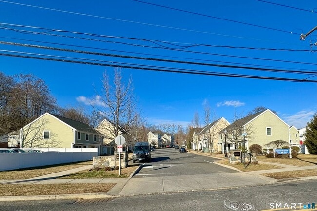 Building Photo - 17 Rockfield Dr